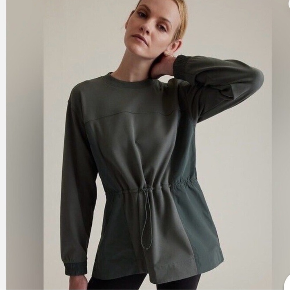 NWT Athleta triumph crewneck sweatshirt - in black